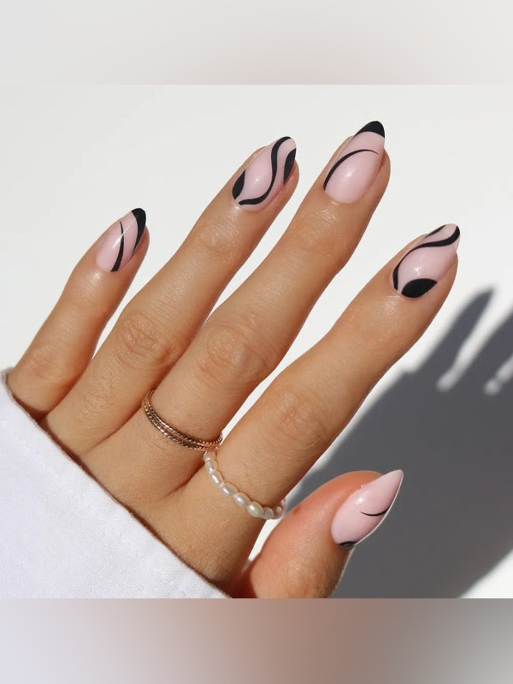 Glamnetic Ink Wave Press-On Nails Nude Black Short Almond